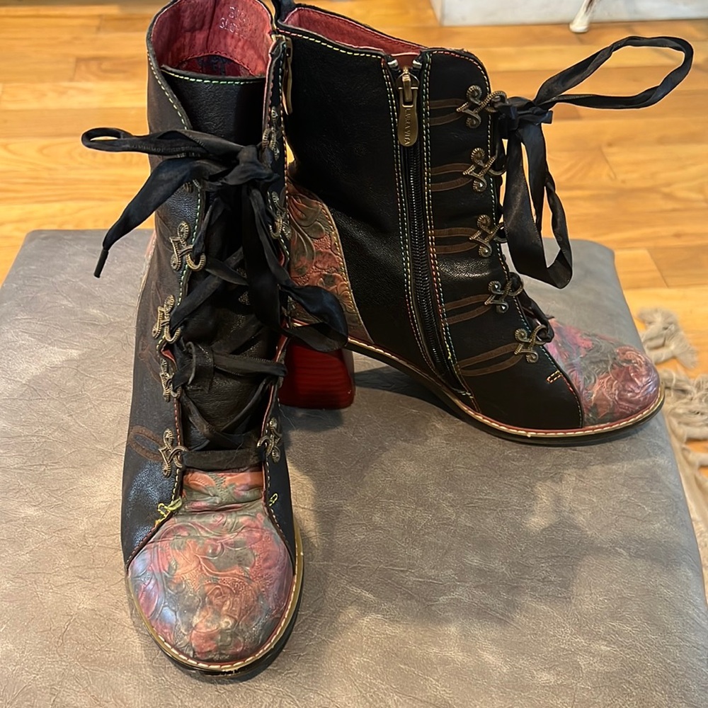 Size 38 (US 7) gorgeous Laura Vita hand made boots.